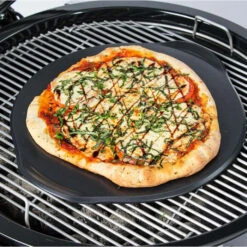 Pierre à Pizza En Céramique Pour Barbecue Weber GBS Ø 46,4 Cm -Barbecues Boutique 8830 pierre a pizza ceramique ambiance 2 min
