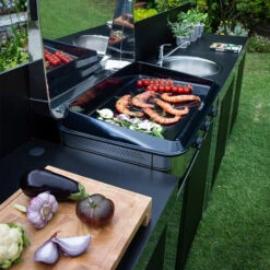 Modulo Pour Poser Une Plancha - Coloris Inox Et Noir - Cuisine D'extérieur ENO 16 Modulo Pour Poser Une Plancha - Coloris Inox Et Noir - Cuisine D'extérieur ENO -Barbecues Boutique modulo inox noir plancha cuisine exterieur eno ambiance 2 min
