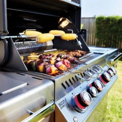 Rôtissoire Inox Pour Barbecue Napoleon Prestige PRO 500 Et Lex 485 -Barbecues Boutique pro500rsib 2 close up food on grill gas on napoleon grills 1